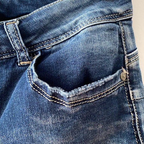 H & H stretch distressed jean shorts w/pockets. 6 - Picture 5 of 8